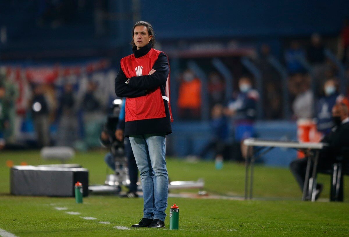 Maurício Barbieri comandando o Red Bull Bragantino contra o Nacional-URU pela Libertadores 2022