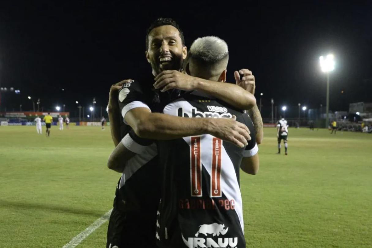 Nenê comemora gol com Gabriel Pec contra a Portuguesa-RJ