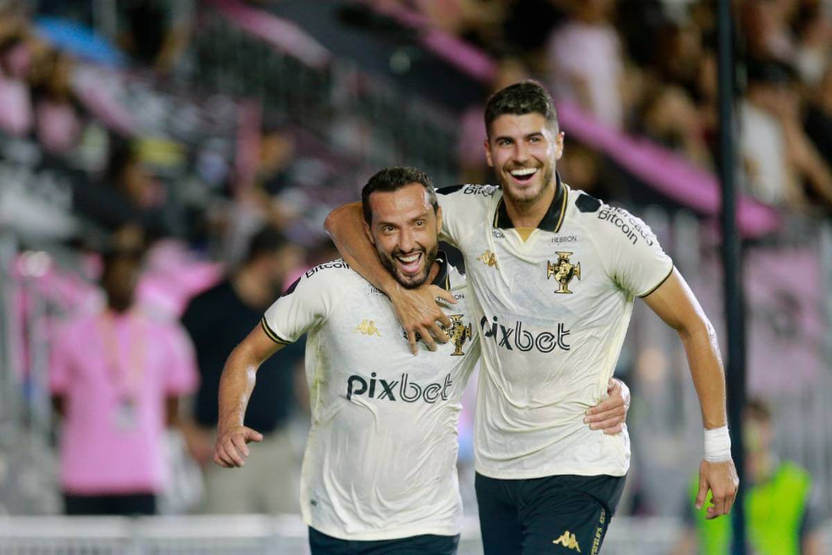 Nenê e Pedro Raul comemorado gol contra o Inter Miami