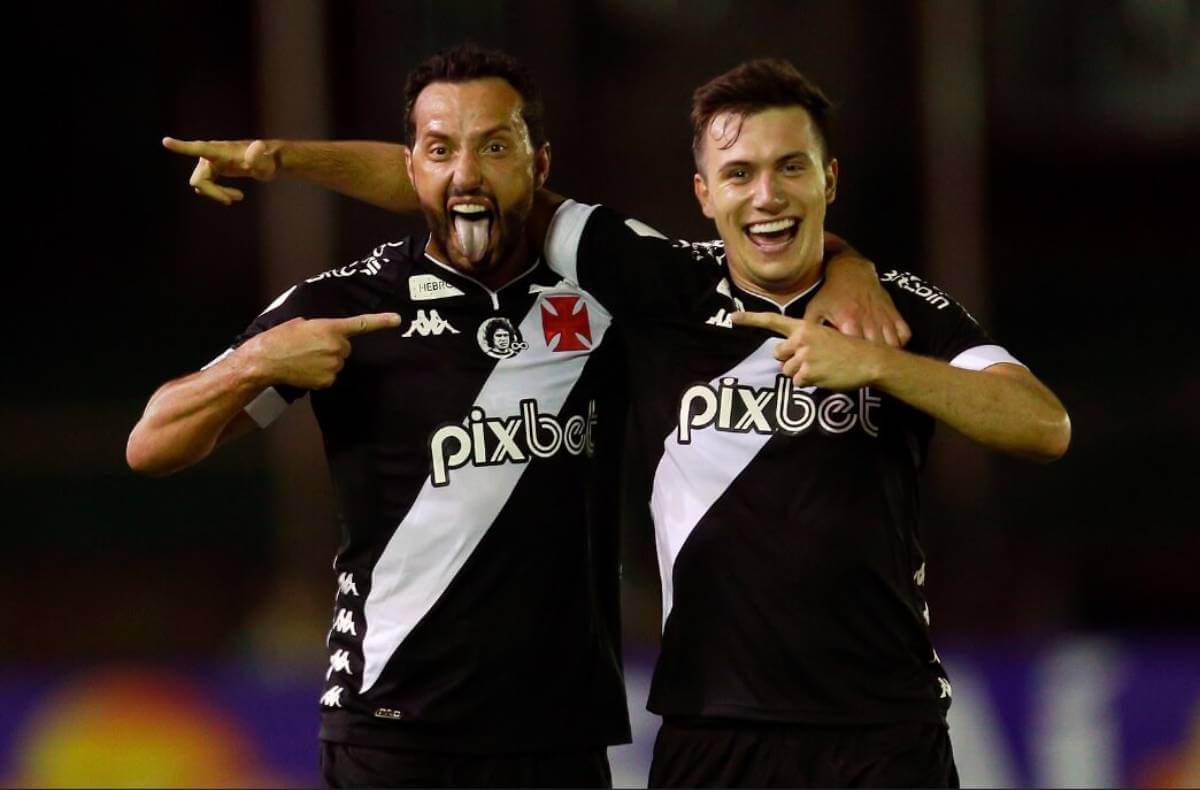 Nenê e Lucas Piton comemorando gol contra a Portuguesa-RJ