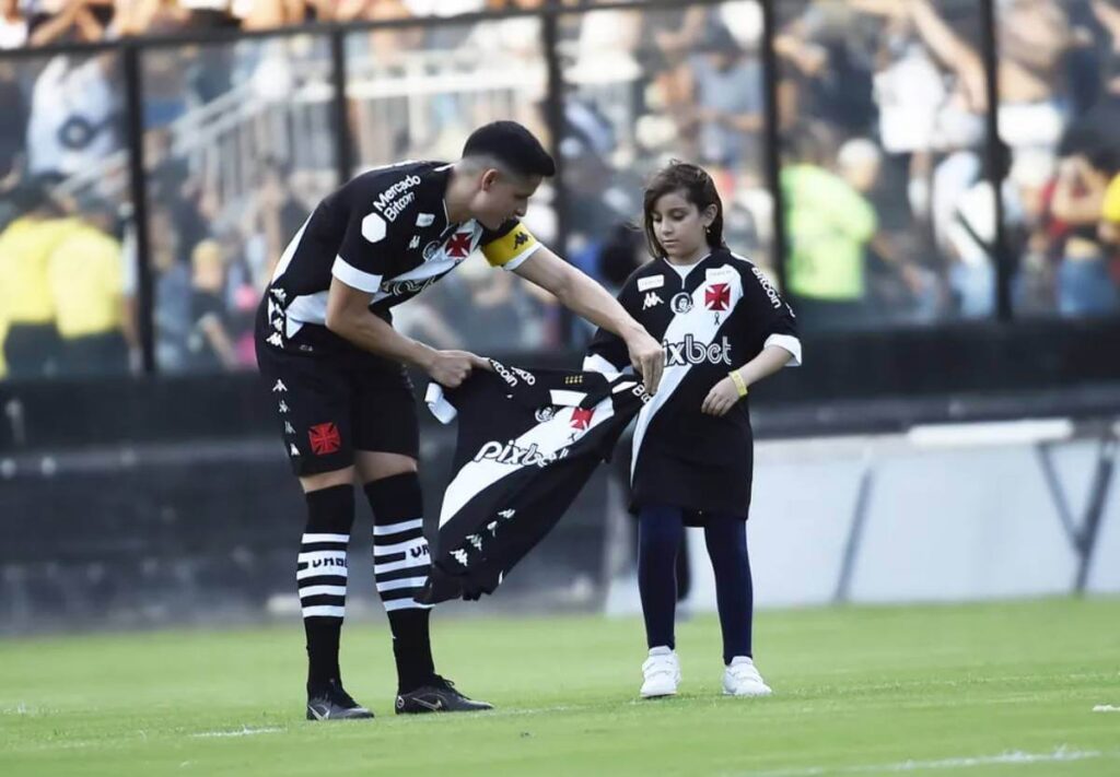 Neta de Dinamite leva camisa do avô em jogo do Vasco