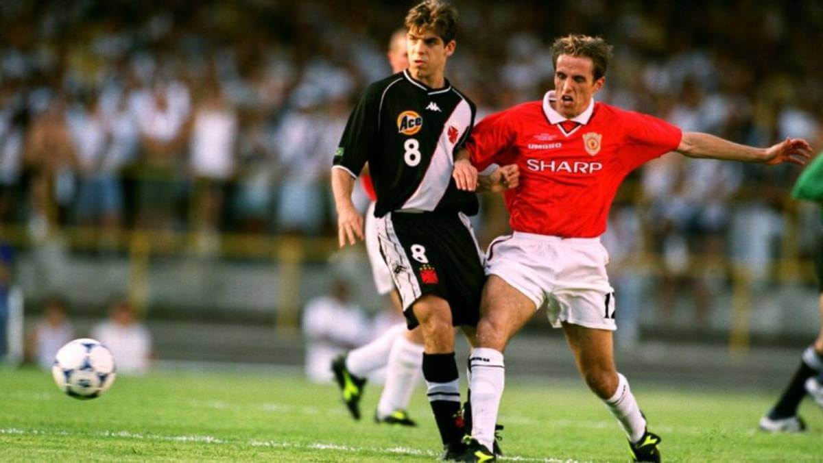 Phil Neville contra Juninho Pernambucano no Mundial de 2000