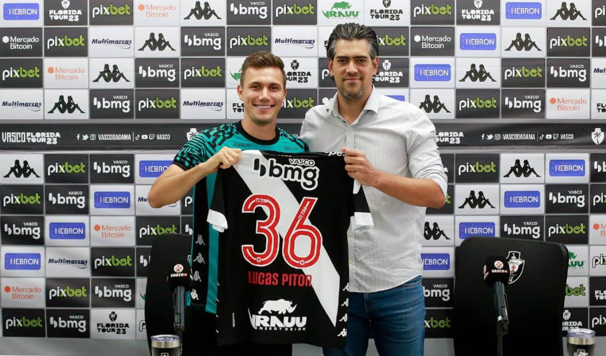 Lucas Piton e Bracks durante apresentação no Vasco