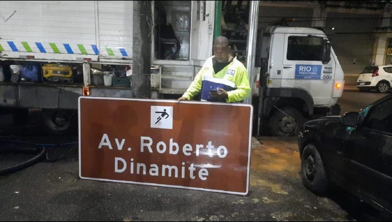 Placa da Avenida Roberto Dinamite nos arredores de São Januário