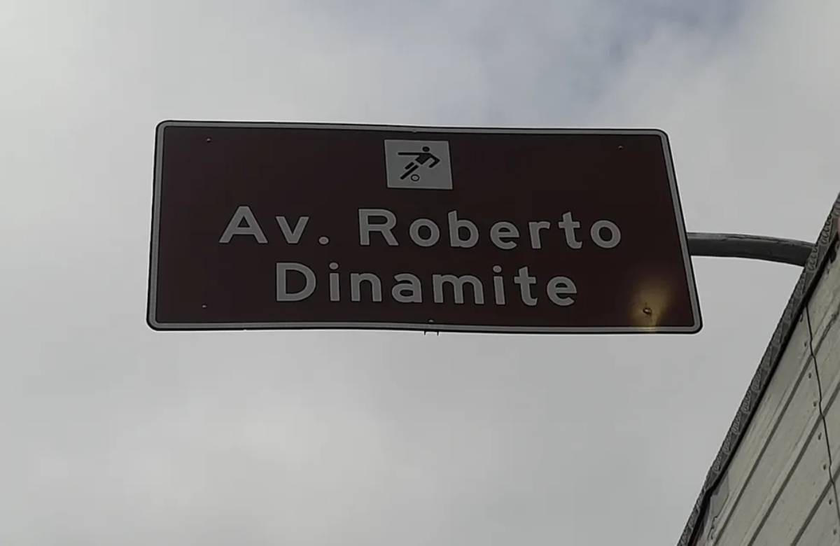 Placa da Avenida Roberto Dinamite