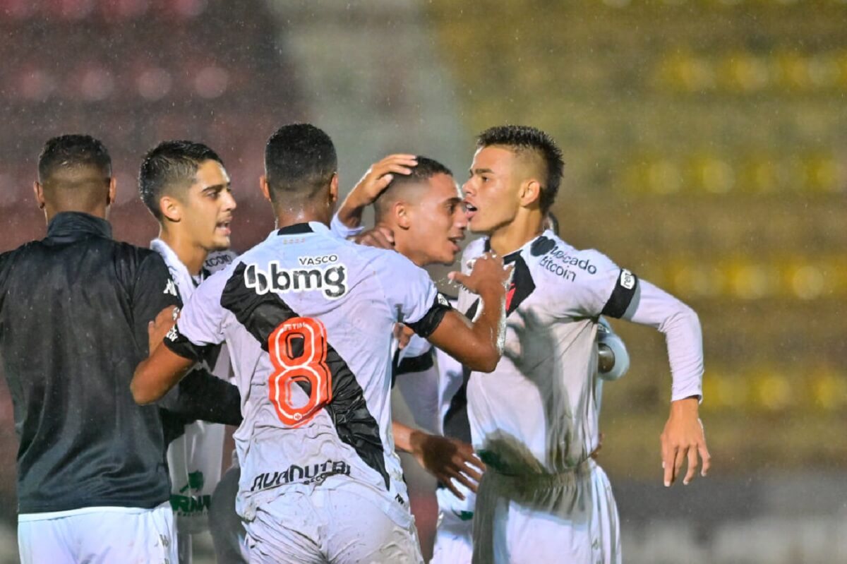 Jogadores do Vasco comemorando gol de Ray contra o Capital-TO na Copinha 2023