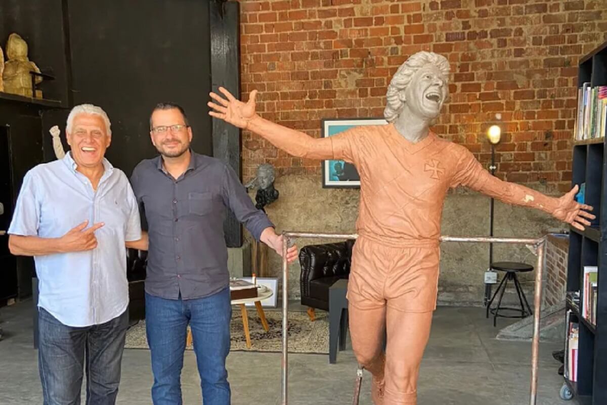 Roberto Dinamite e Vitor Roma ao lado da estátua em homenagem ao eterno ídolo do Vasco