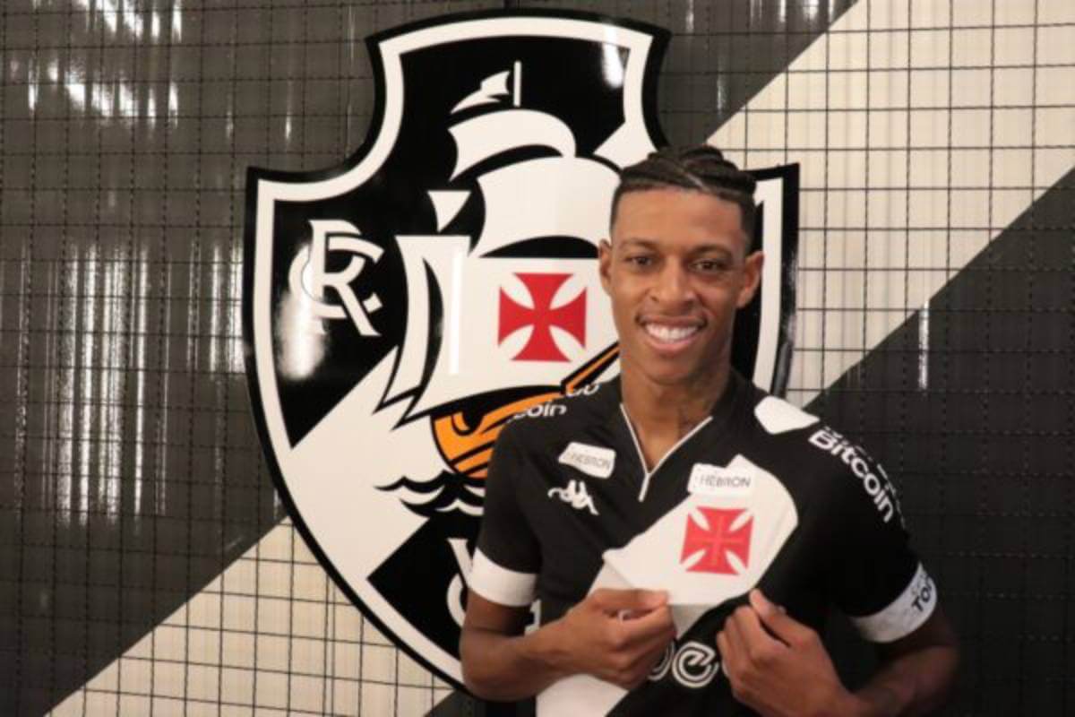 Robson Bambu posa com a camisa do Vasco