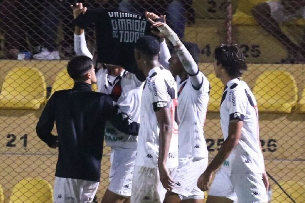 Jogadores do Vasco homenageando Roberto Dinamite contra o Audax-SP na Copinha 2023
