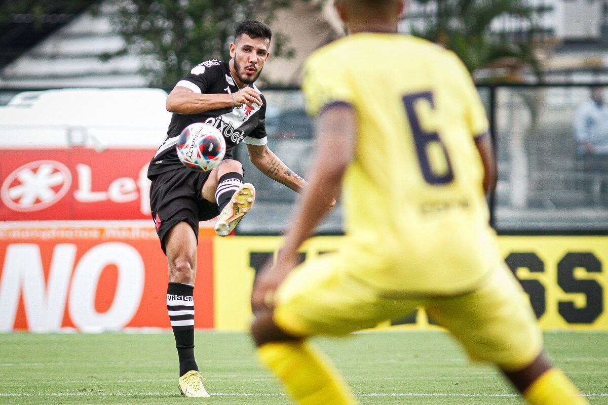 Zé Vitor em ação pelo Vasco contra o Madureira pelo Carioca 2023