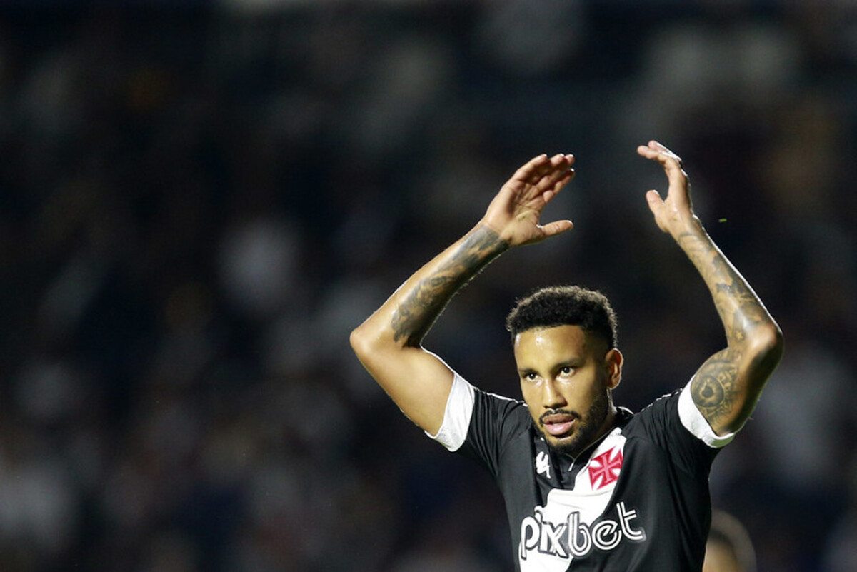 Jair dominou o meio-campo na vitória do Vasco contra o Resende