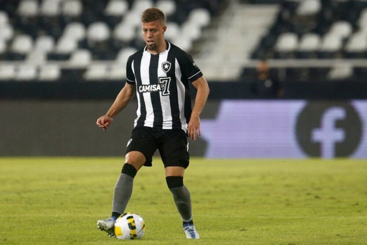 Lucas Fernandes com a camisa do Botafogo