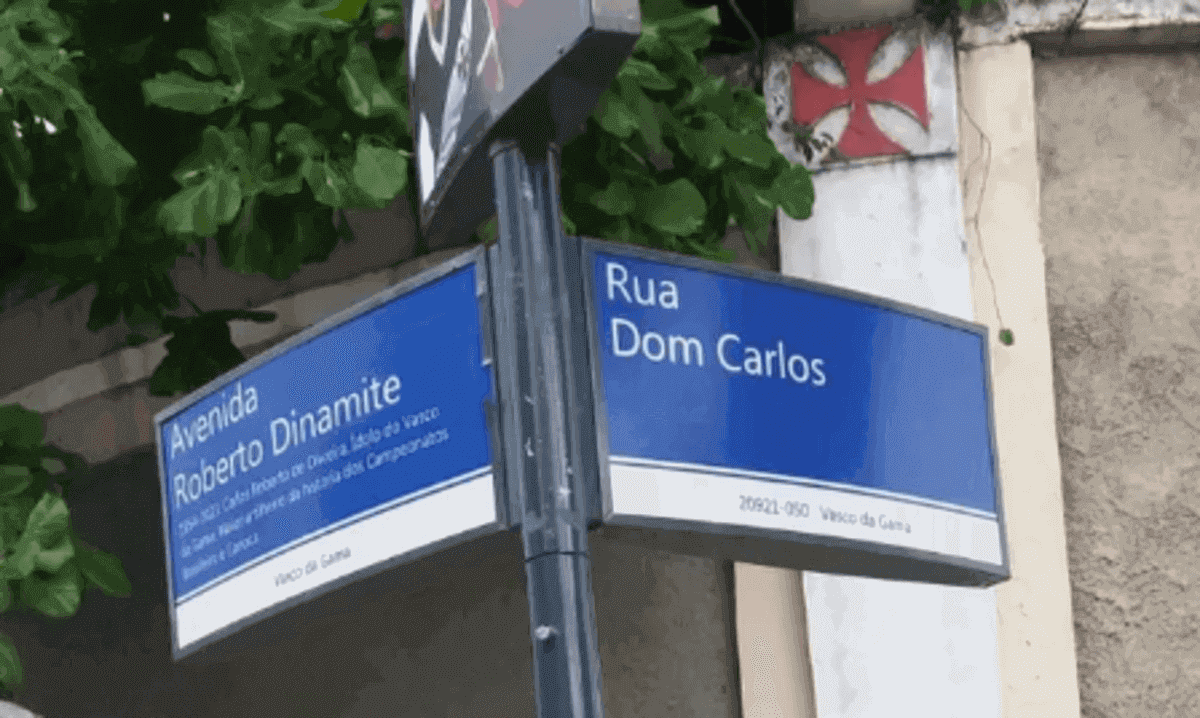 Placa da Avenida Roberto Dinamite foi reposta