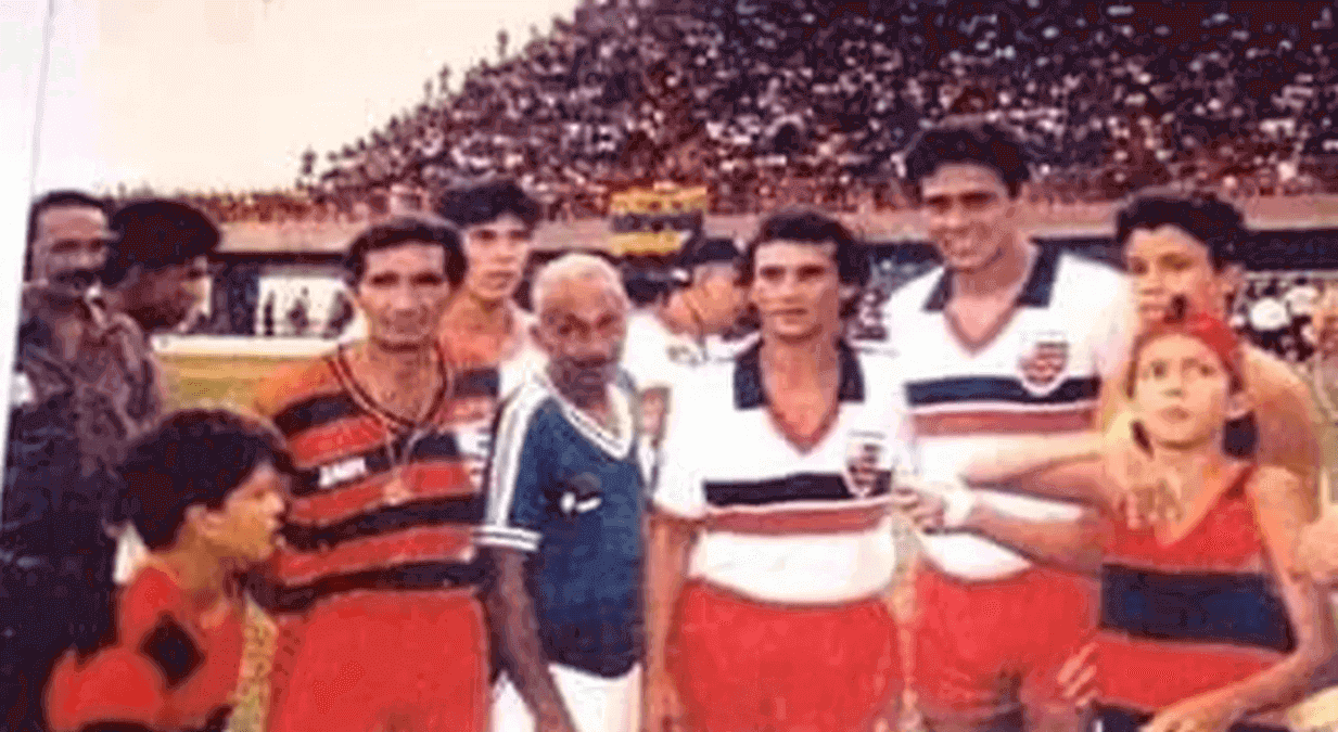 Roberto Dinamite com a camisa do Trem-AP em 1990, no estádio Zerão