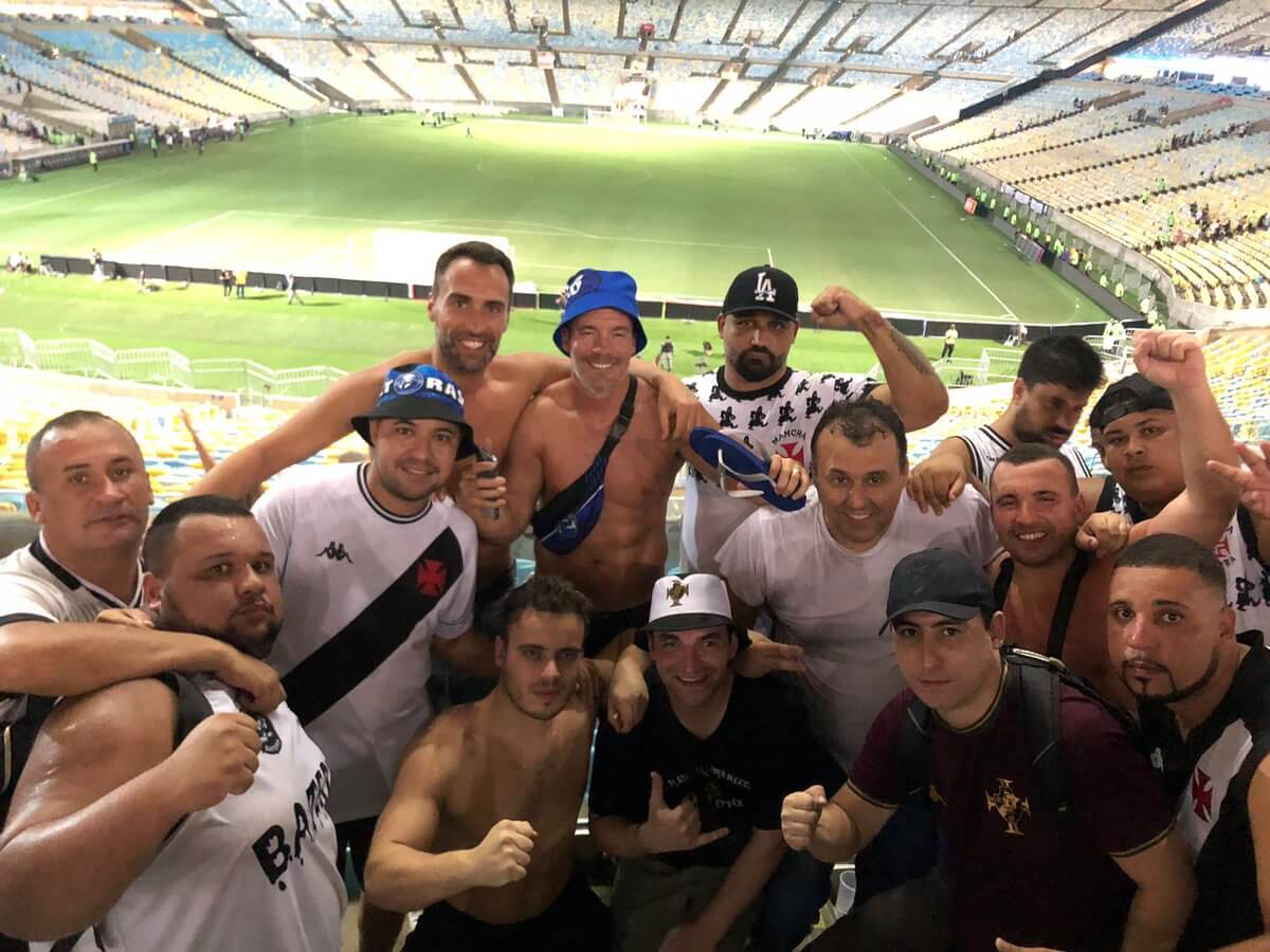 Torcedores do Porto e do Vasco no Maracanã