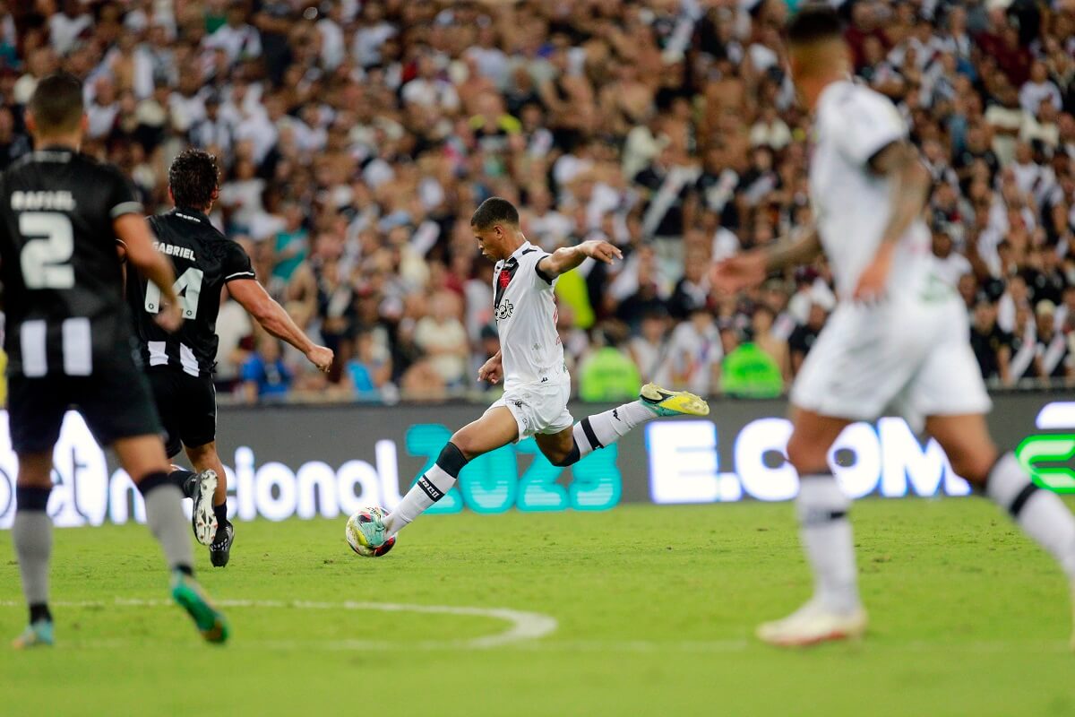 Finalização de Barros em Vasco x Botafogo pelo Carioca 2023