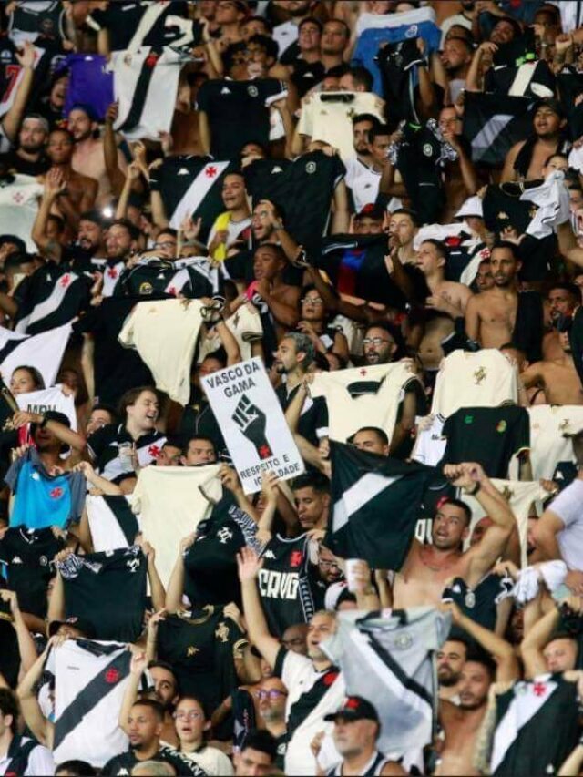 Torcida do Vasco no Maracanã no clássico contra o Botafogo