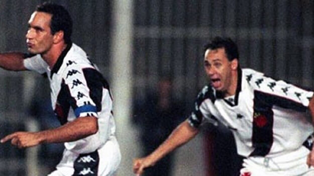 Edmundo e Evair comemorando gol pelo Vasco em 1997