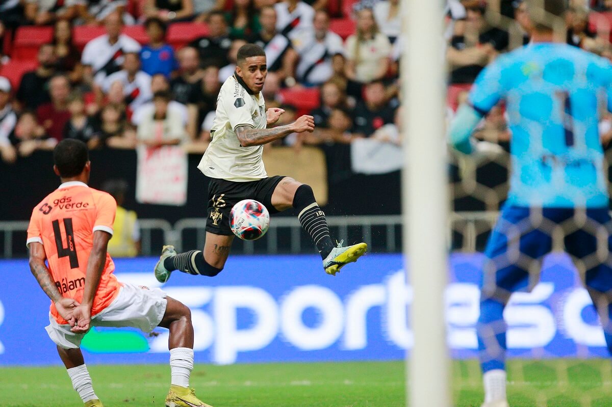 Erick Marcus em ação pelo Vasco contra o Nova Iguaçu