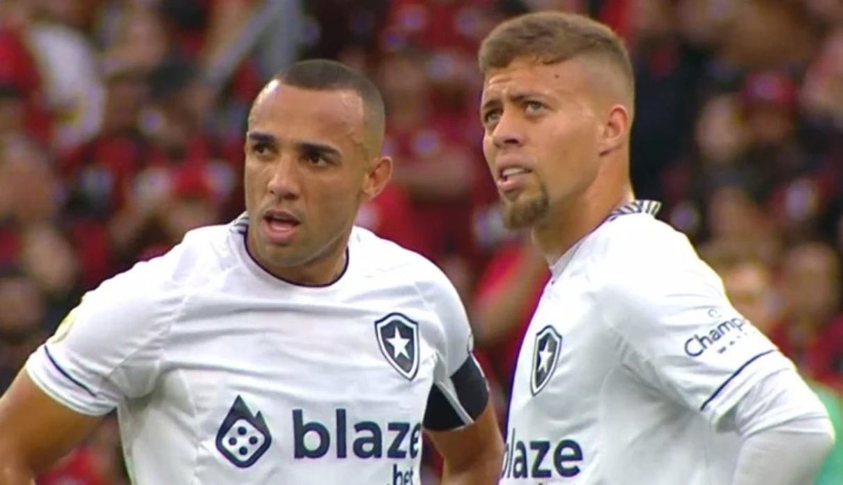 Fernando Marçal e Lucas Fernandes em campo pelo Botafogo