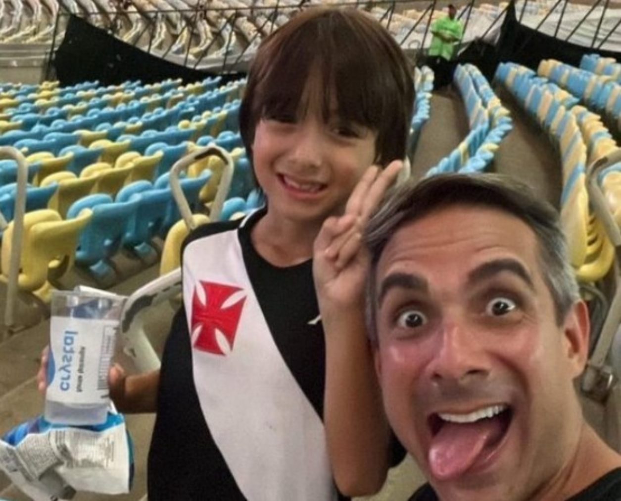 Gustavo Villani e o filho no Maracanã