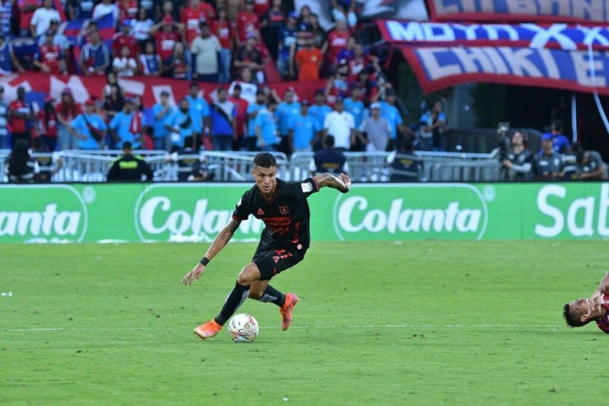 Juan Portilla defende o América de Cali, da Colômbia