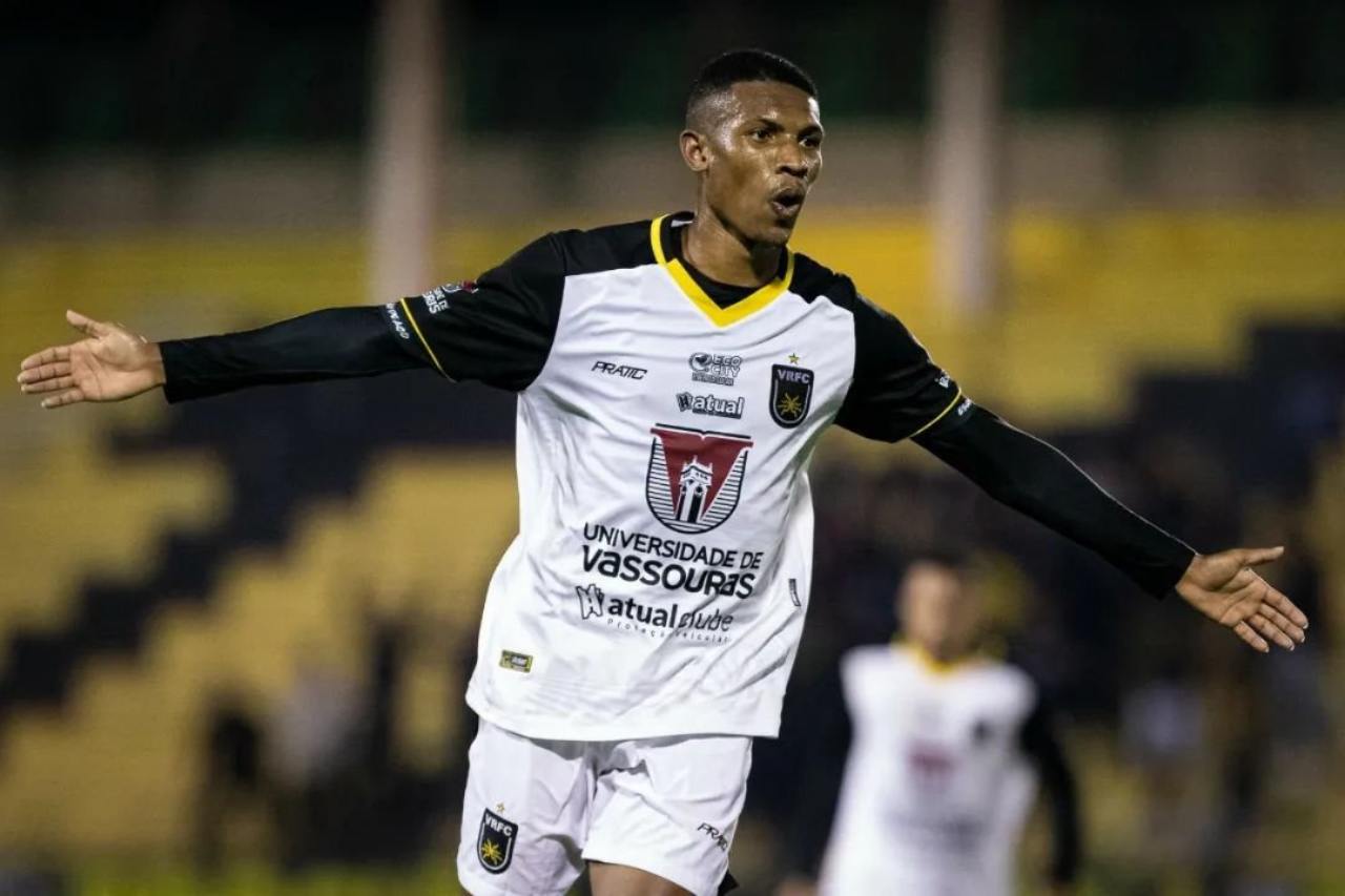 Lelê celebra gol pelo Volta Redonda