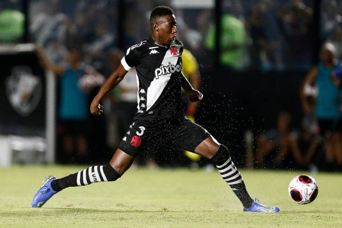 Léo em ação pelo Vasco contra o Boavista