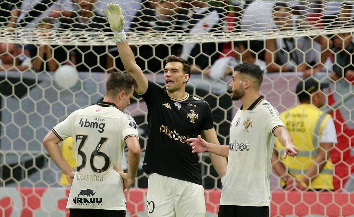 Léo Jardim, do Vasco, se torna o segundo goleiro com mais defesas no  Brasileirão - Lance!