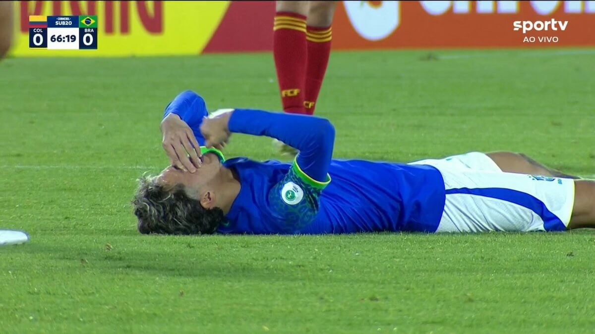 Marlon Gomes caído no gramado em Colômbia x Brasil pelo Sul-Americano Sub-20 2023