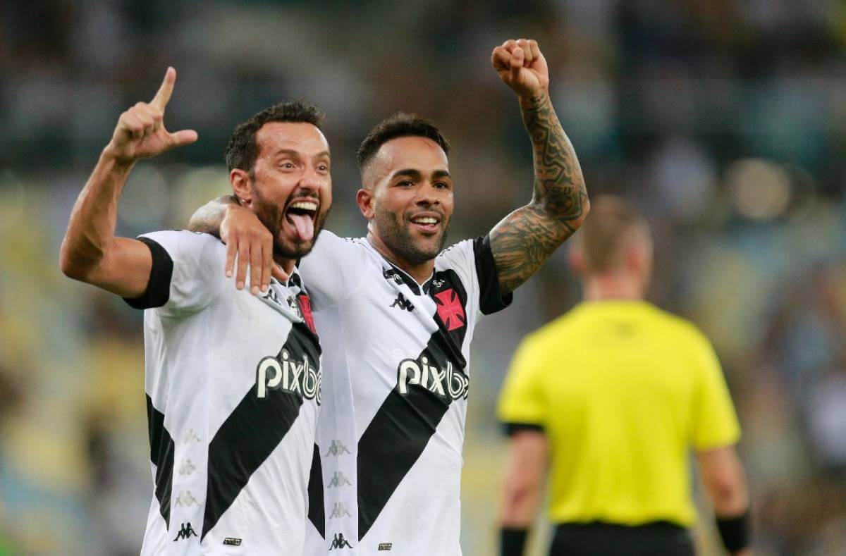 Nenê e Alex Teixeira comemorando gol contra o Botafogo