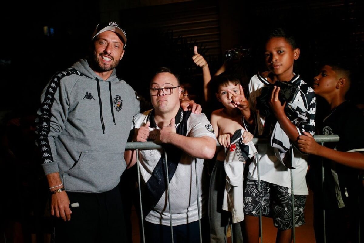 Nenê tirando foto com torcedores mirins do Vasco em Brasília