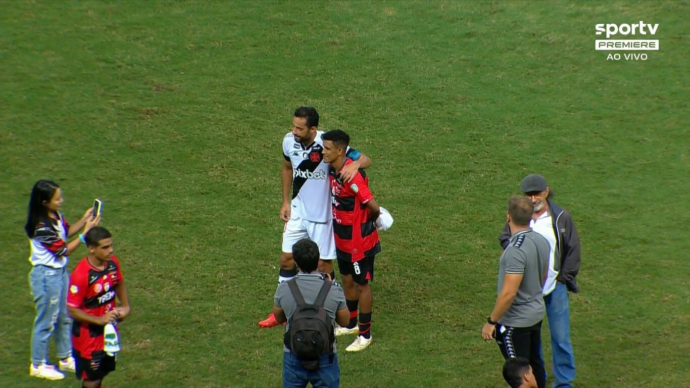 Nenê tirando foto com jogador do Trem-AP após vitória do Vasco pela 1ª fase da Copa do Brasil 2023