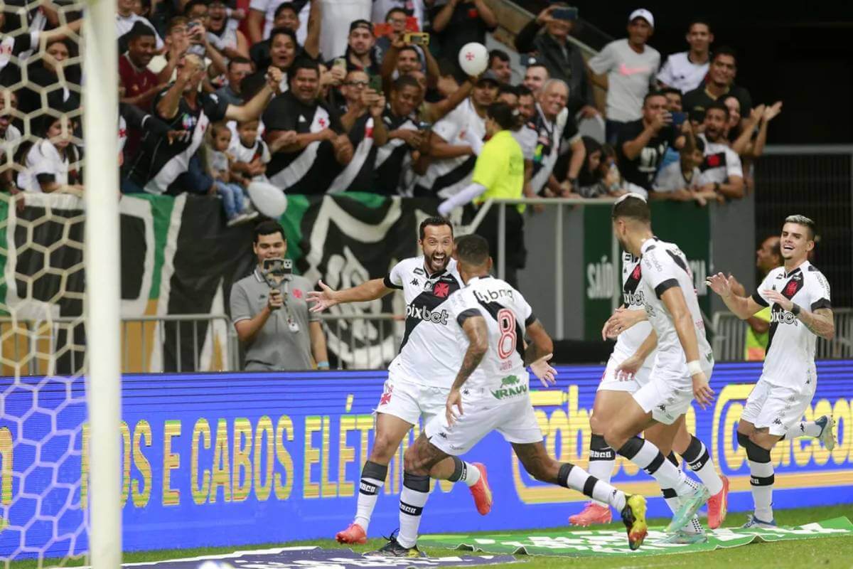Nenê comemorando gol contra Trem-AP, no Mané Garrincha