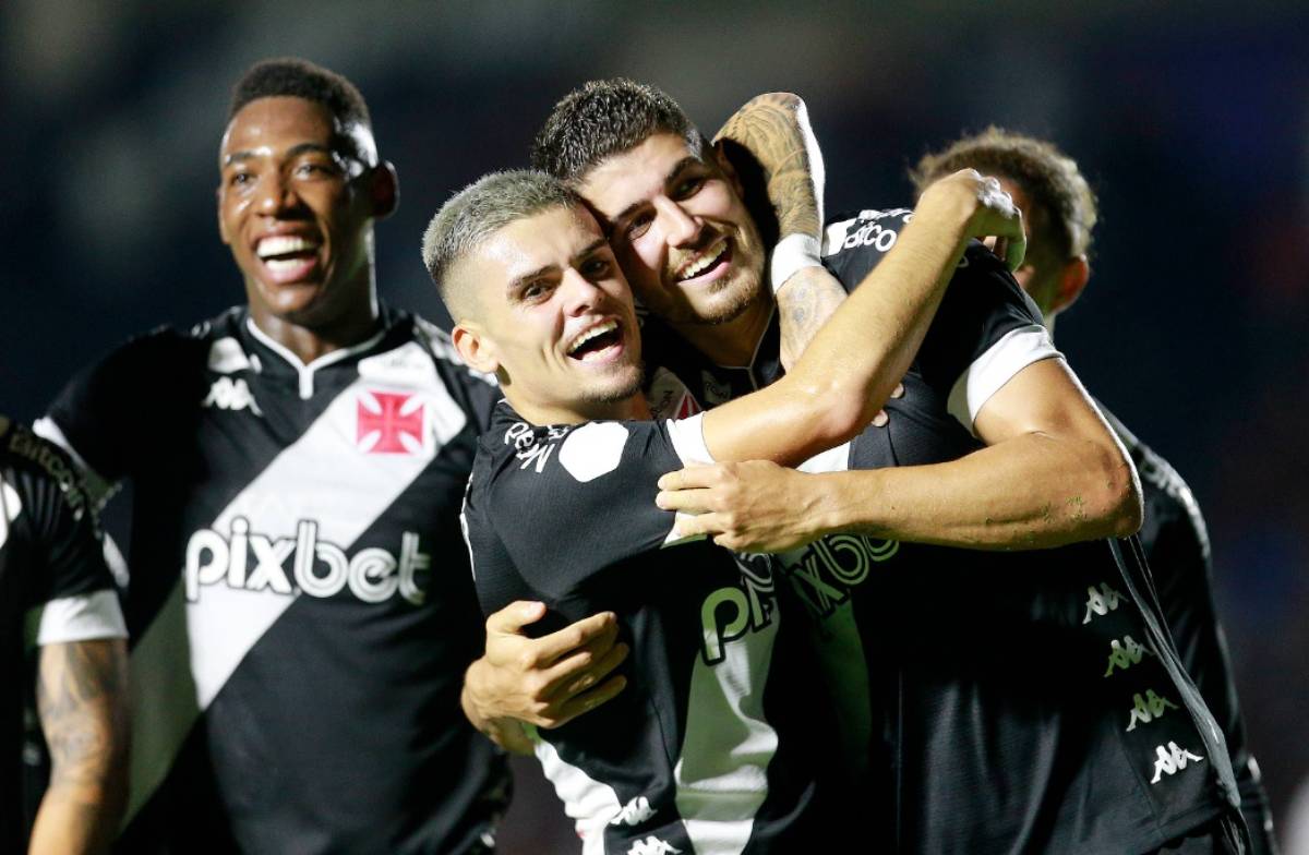 Gabriel Pec e Pedro Raul comemorando gol contra o Resende
