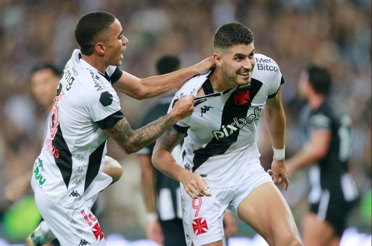 Pedro Raul comemorando gol contra o Botafogo