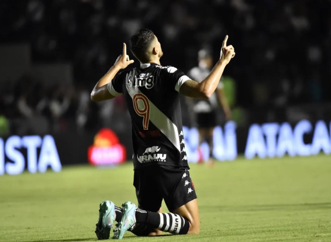 Pedro Raul celebra gol pelo Vasco