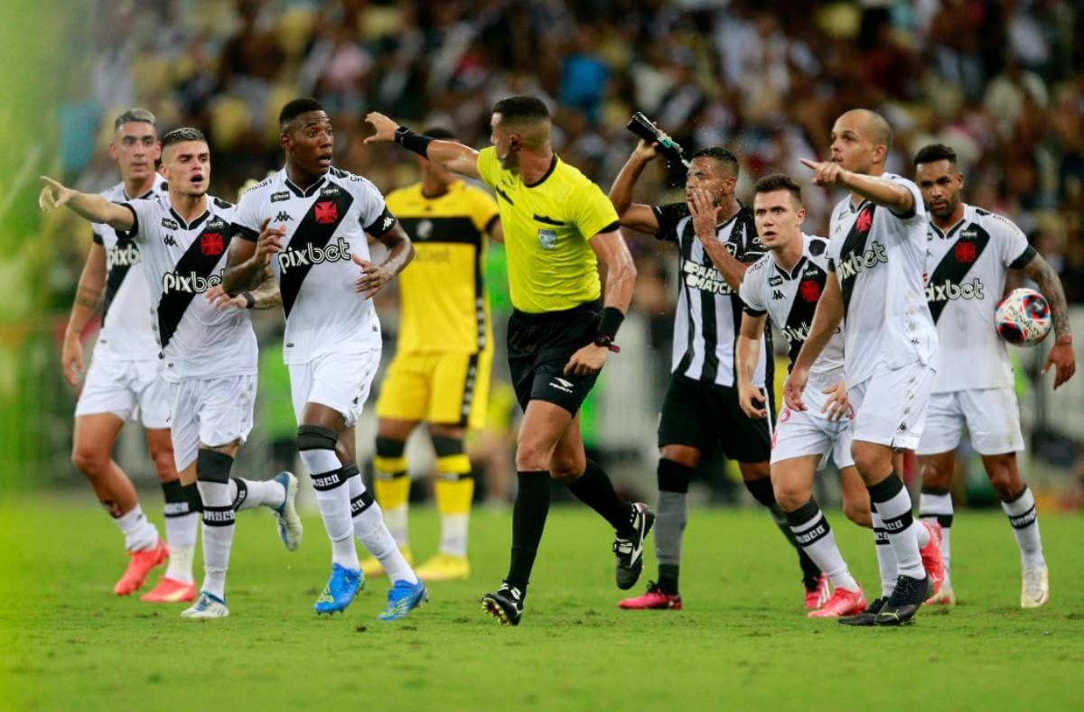Jogadores do Vasco em jogo contra o Botafogo