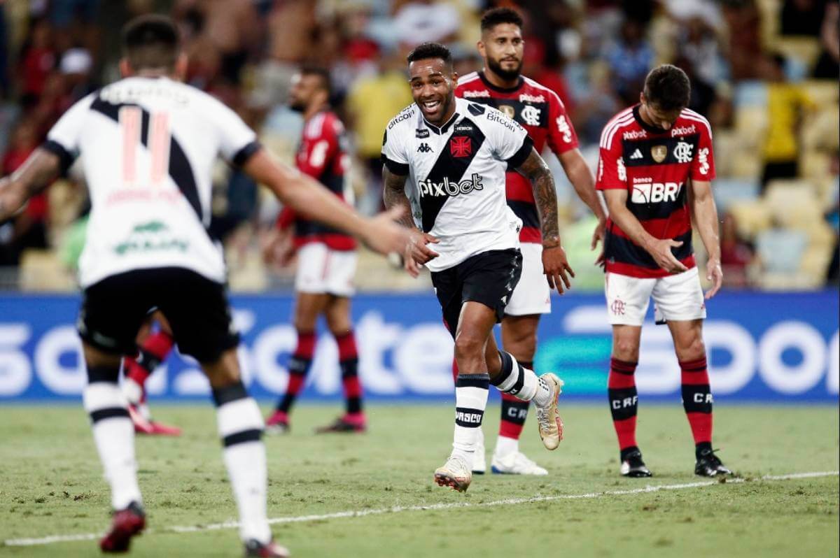 Alex Teixeira comemorando gol contra o Flamengo