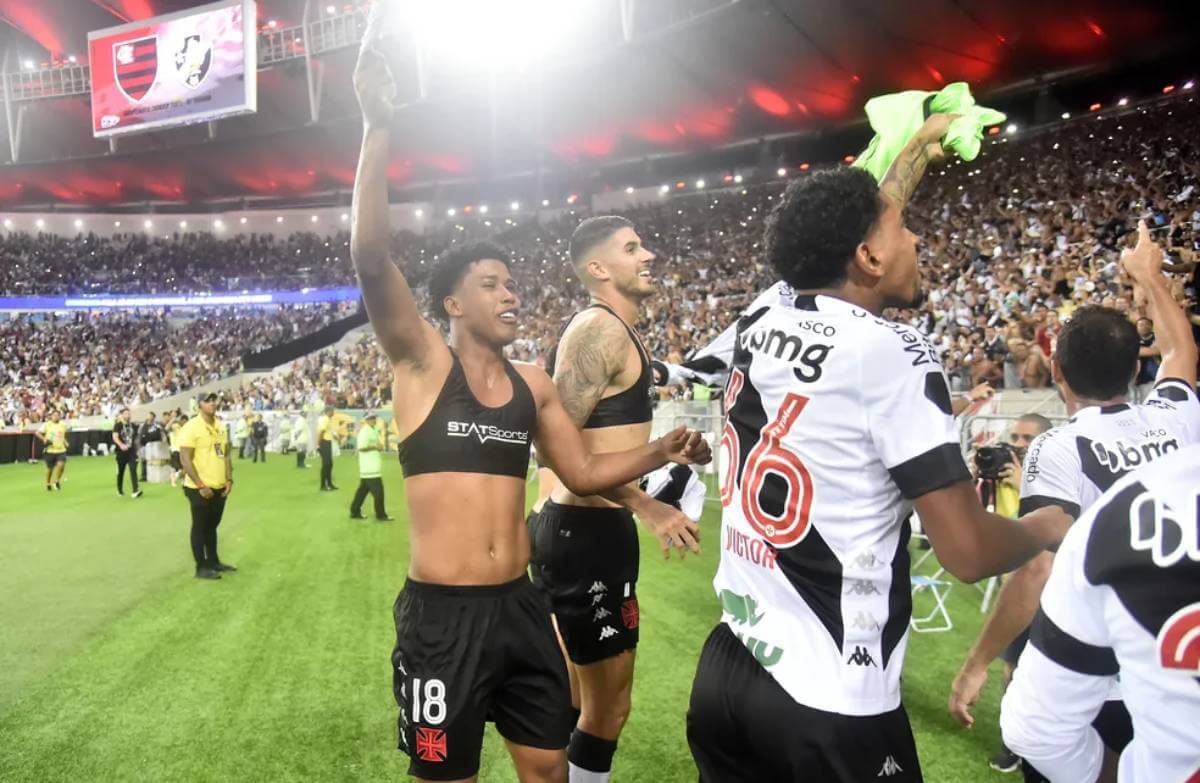 Andrey e Pedro Raul comemorando vitória com a torcida