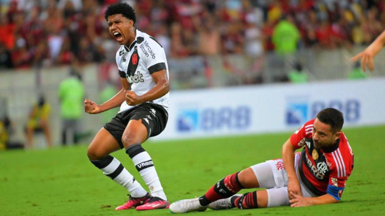 Andrey Santos em ação pelo Vasco contra o Flamengo