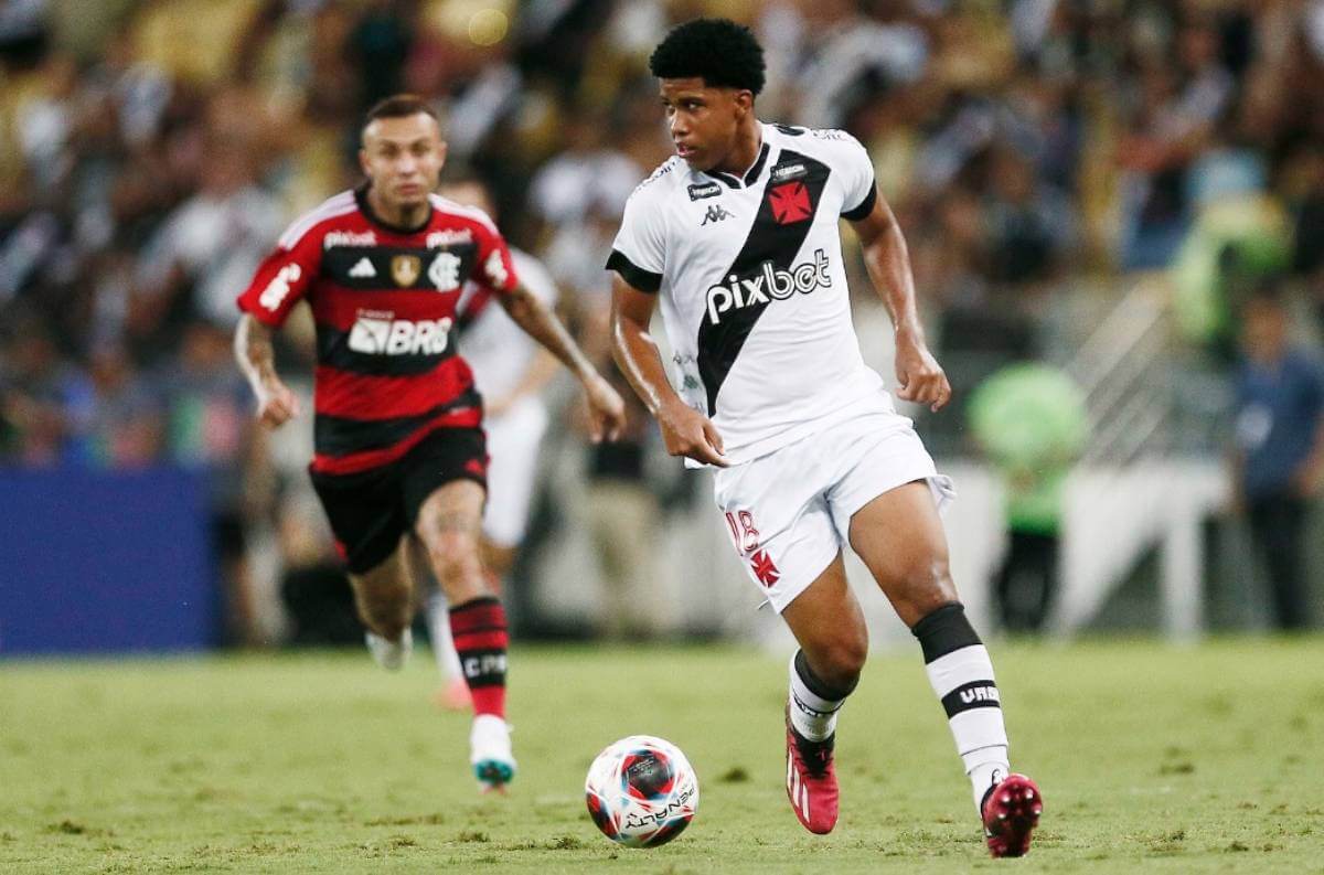 Andrey Santos durante contra o Flamengo