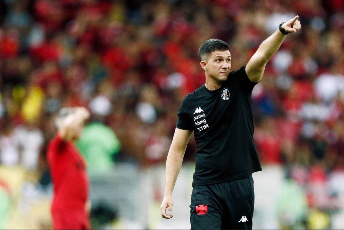 Maurício Barbieri orientado o time contra o Flamengo