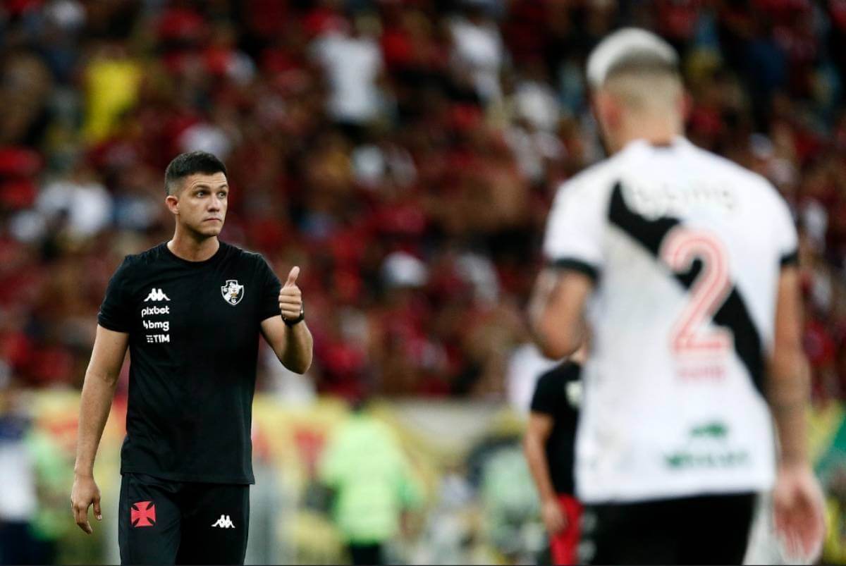 Maurício Barbieri durante jogo contra o Flamengo