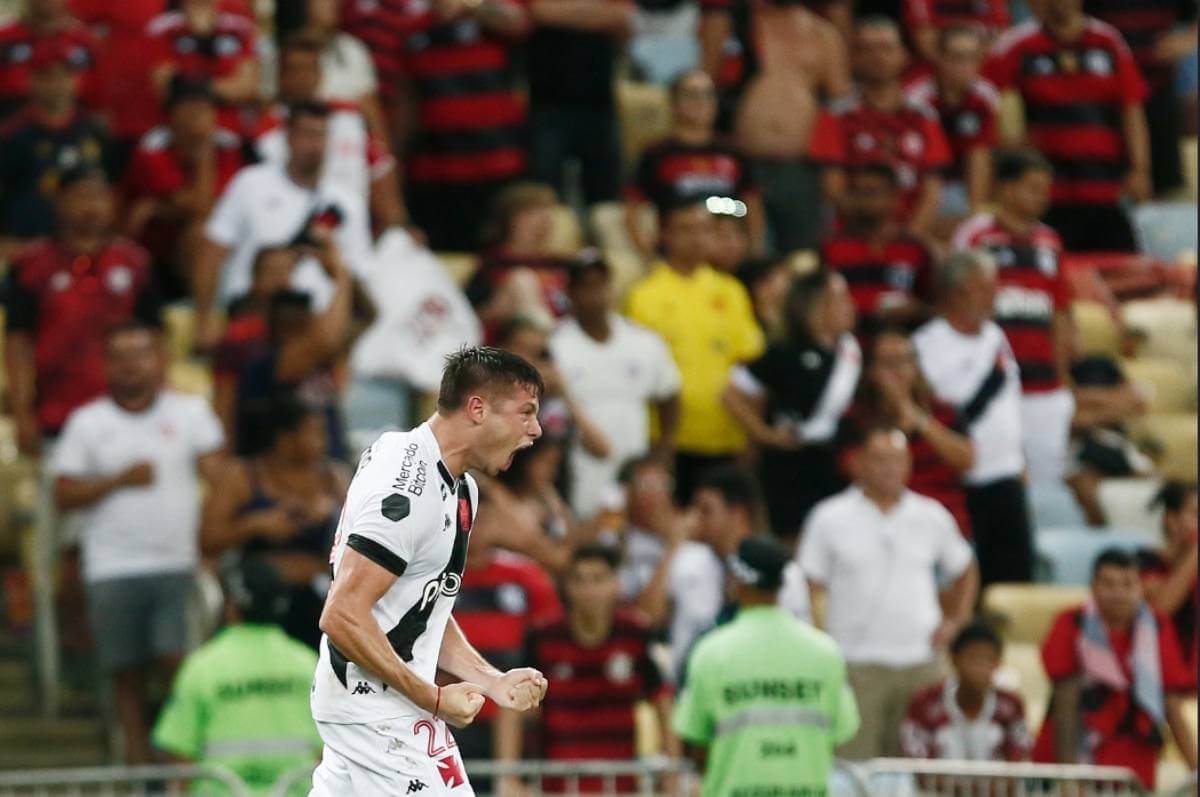 Capasso comemorando gol contra o Flamengo