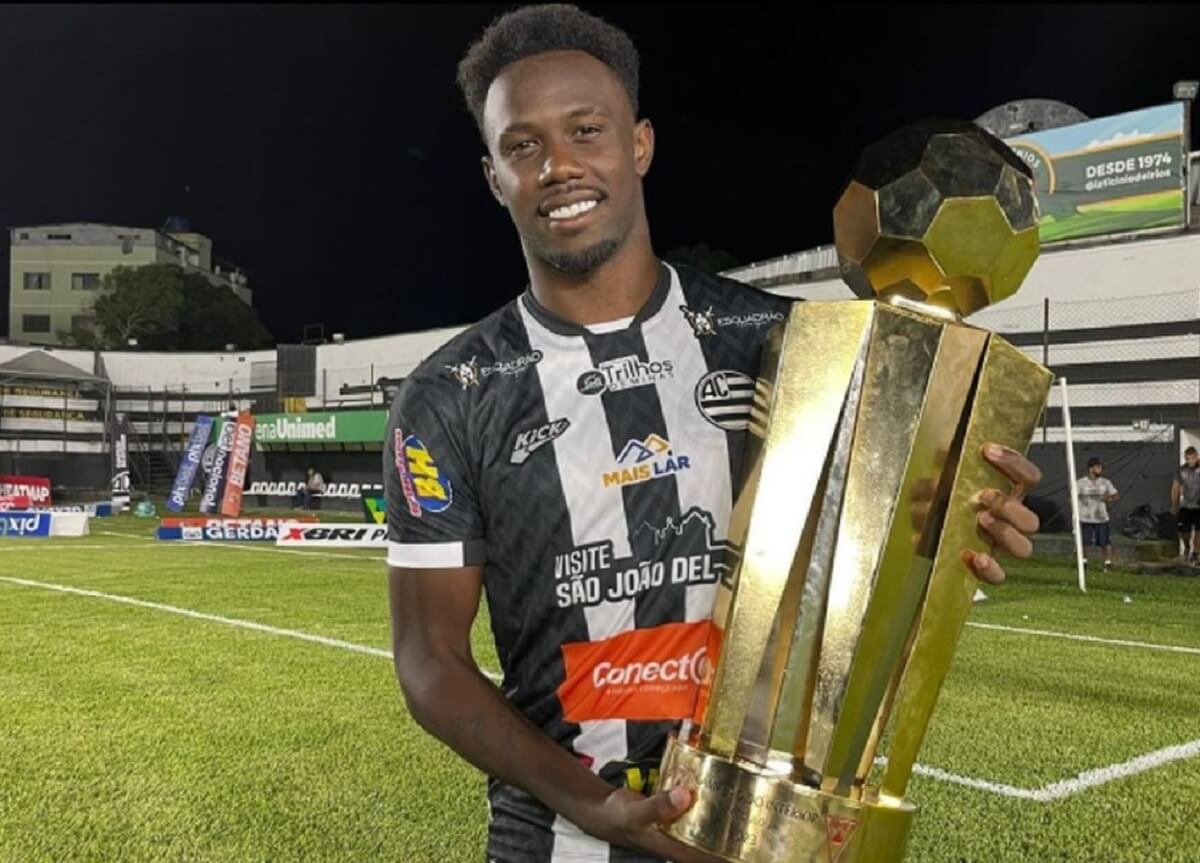 David Braga com o troféu de Campeão do Interior do Mineiro conquistado pelo Athletic