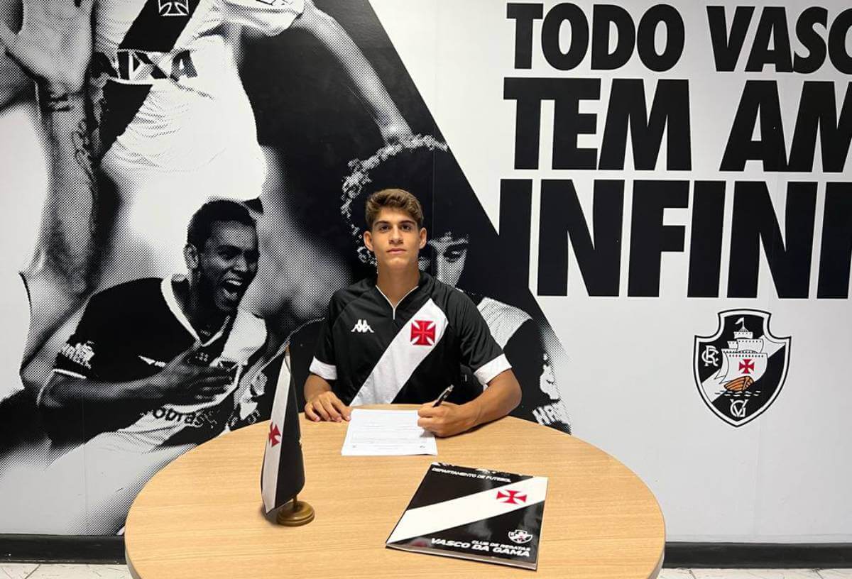 Diego Minete assinando contrato de formação com o Vasco
