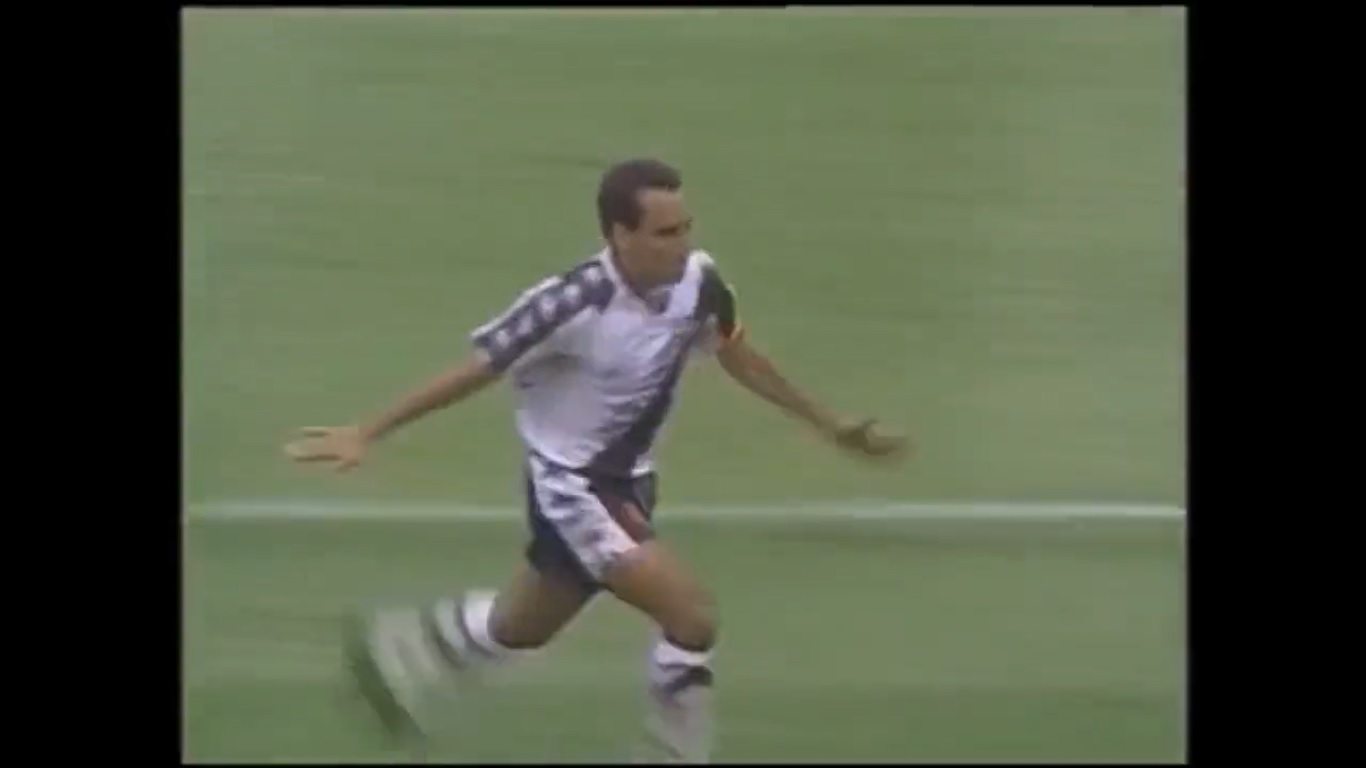 Edmundo celebra gol sobre o Flamengo em 1996