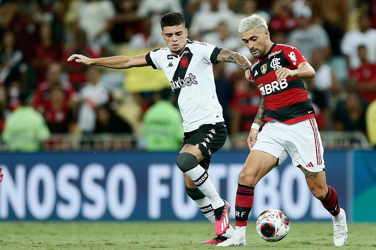 Gabriel Pec e Arrascaeta em Flamengo x Vasco