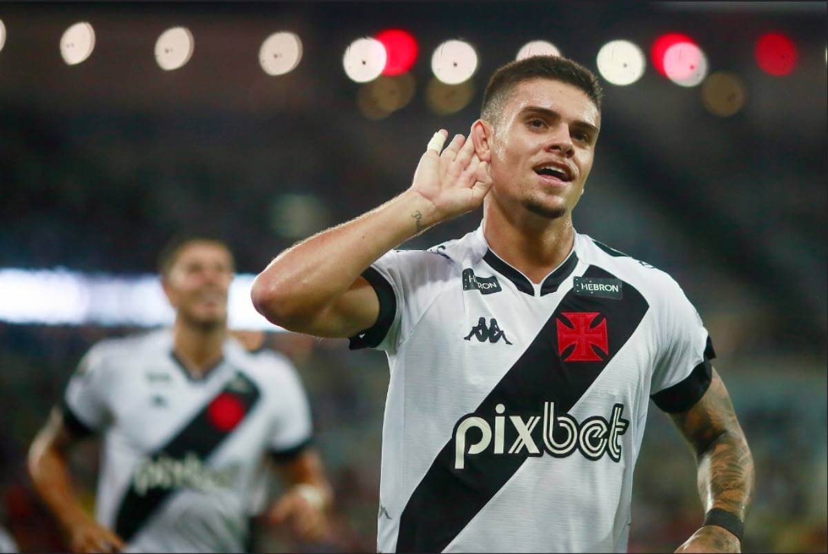 Gabriel Pec festejando gol contra o Flamengo